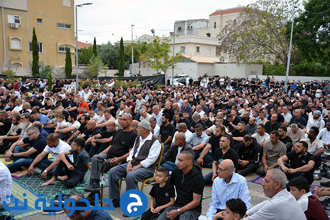 اهالي جلجولية يؤدون صلاة عيد الاضحى في ساحة مسجد الروضة في جلجولية 